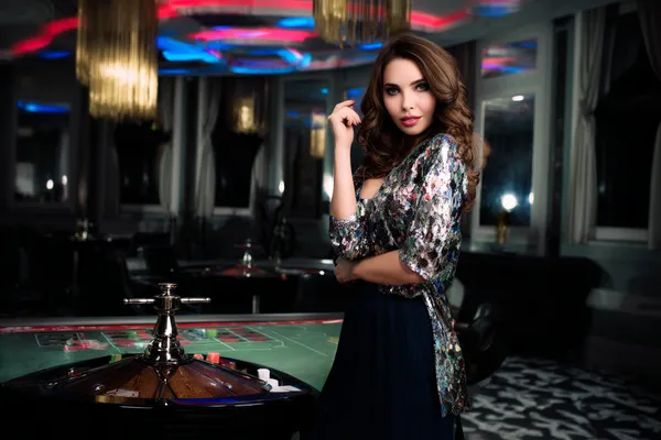 QWE123 Jackpot Slots - Quay để chạm tới phần thưởng lớn Khoảnh khắc ba số bảy xuất hiện trên cuộn slot cùng các đồng xu vàng, tượng trưng cho những chiến thắng lớn.